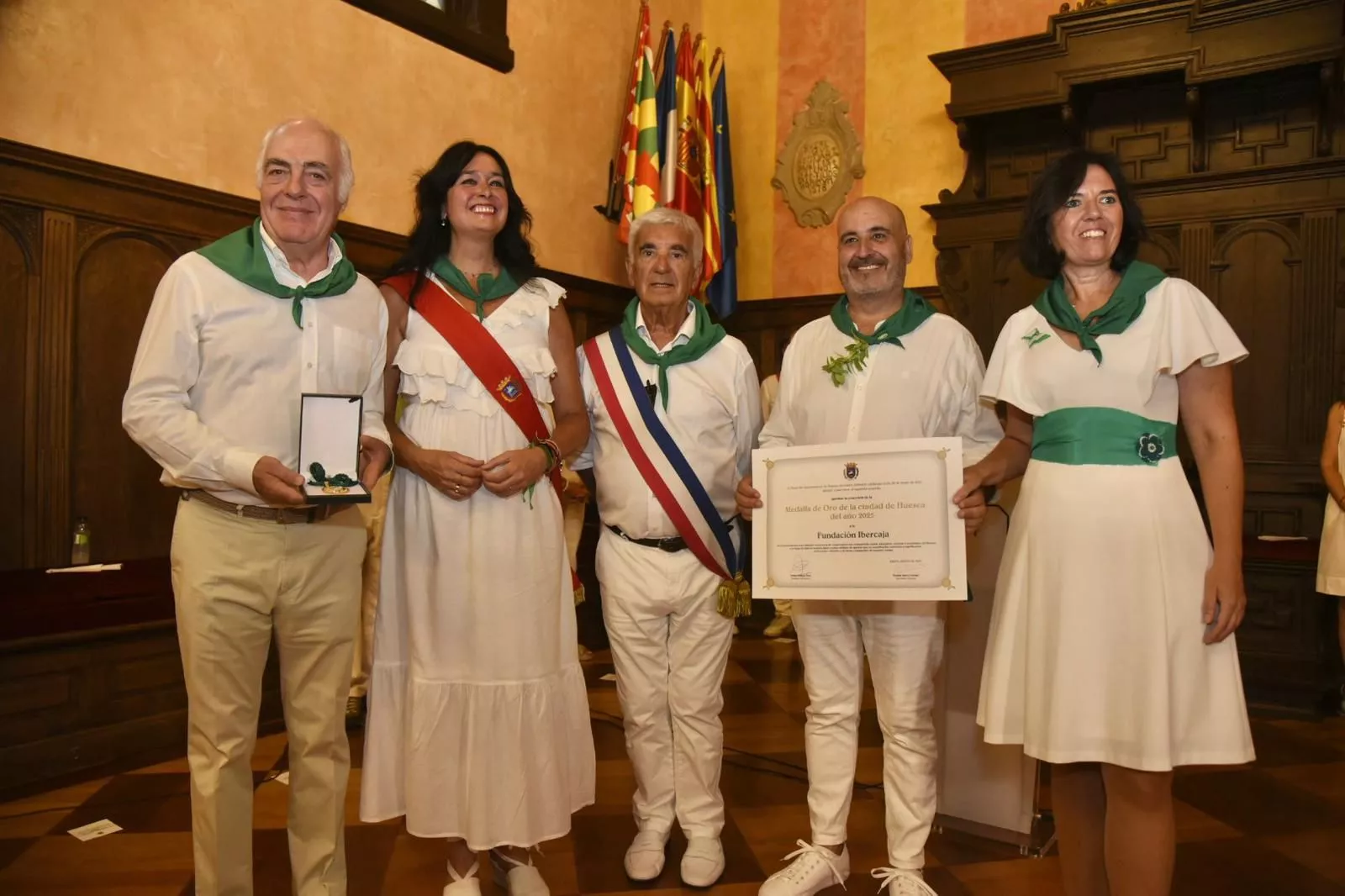 Lorena Orduna con representantes de la Fundación ibercaja