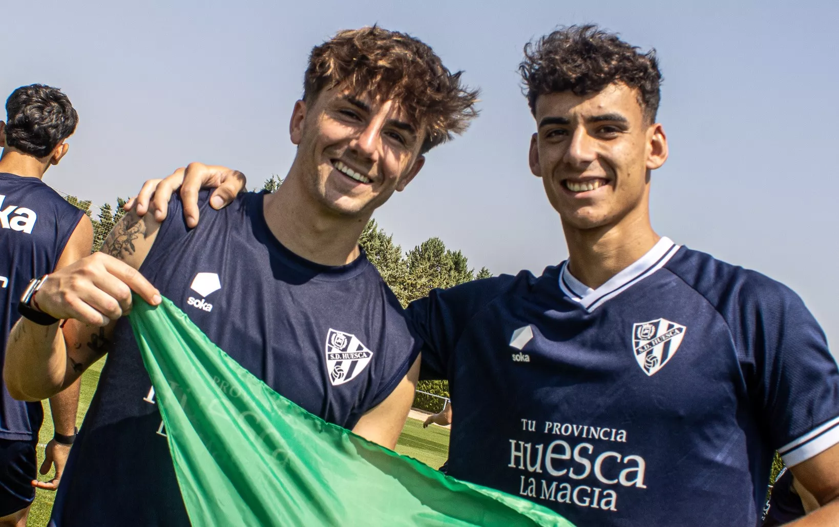 Manu Rico y Ángel Pérez posan con una pañoleta laurentina. Foto: SD Huesca