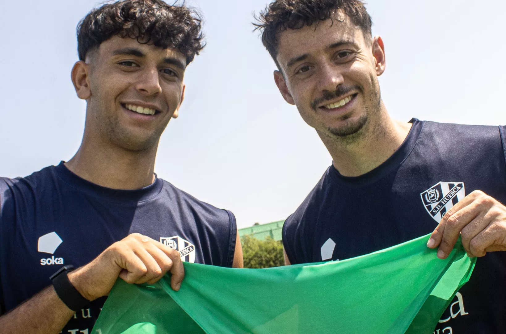 Imágenes de los jugadores del Huesca con la pañoleta de San Lorenzo