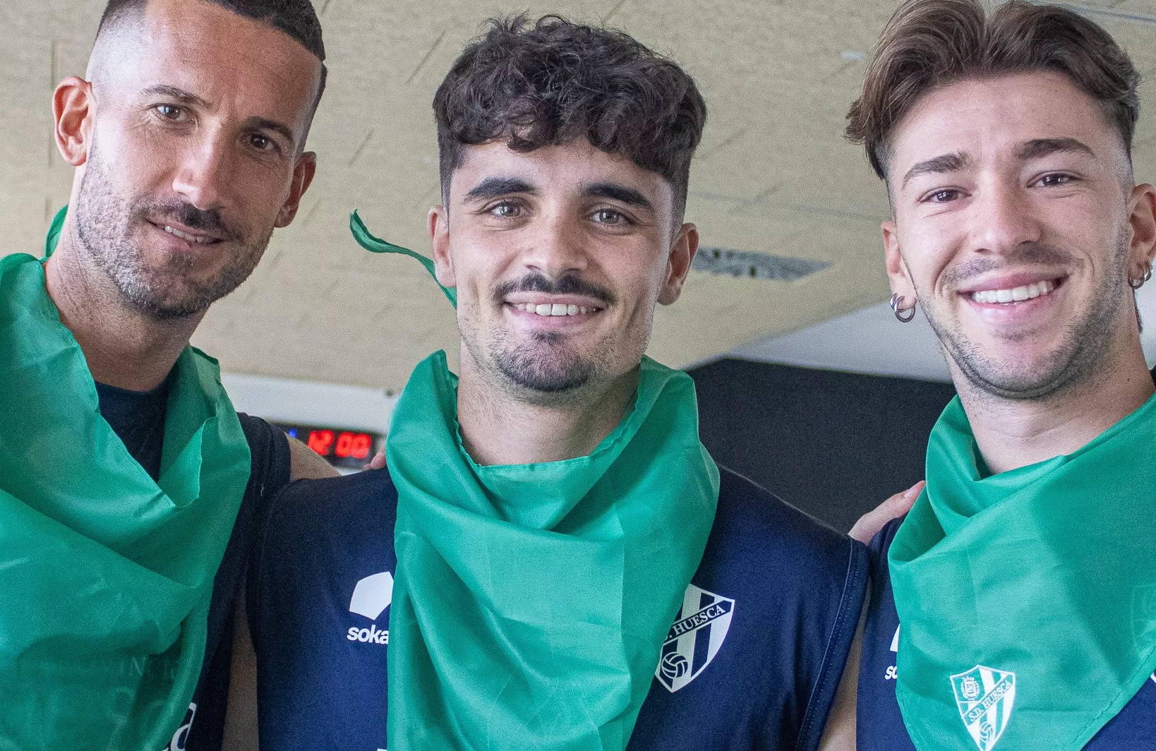 Imágenes de los jugadores del Huesca con la pañoleta de San Lorenzo