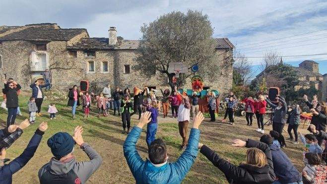 Actuación de los Titiriteros de Binéfar en Mondot Actuación de los Titiriteros de Binéfar en Mondot