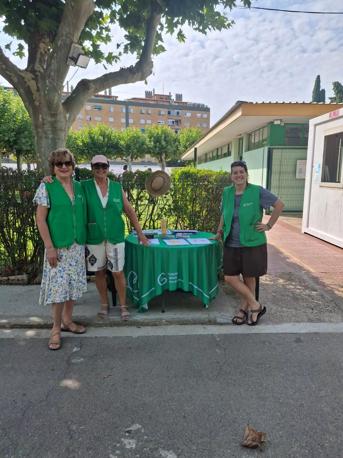 Campaña de prevención del cáncer de piel en las piscinas municipales de Huesca.