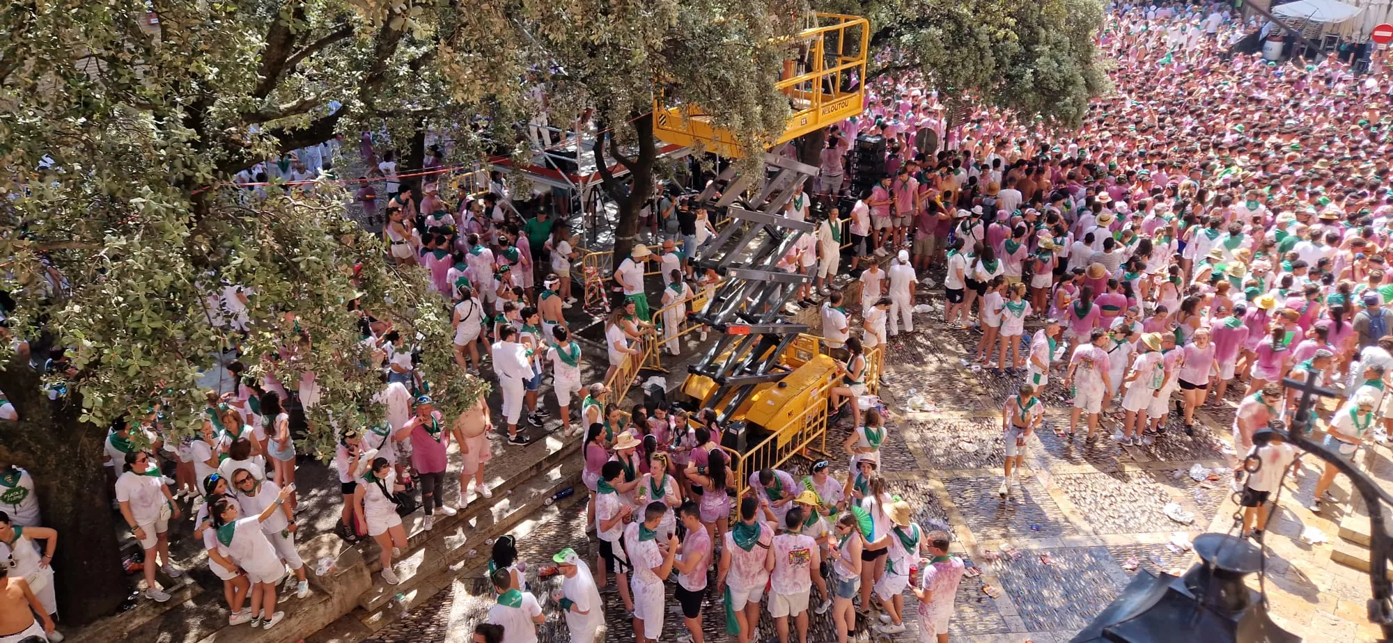 Plaza de la Catedral a tope de jóvenes festivos. Rifirrafe al acusar el PSOE a Lorena Orduna de parar el pregón