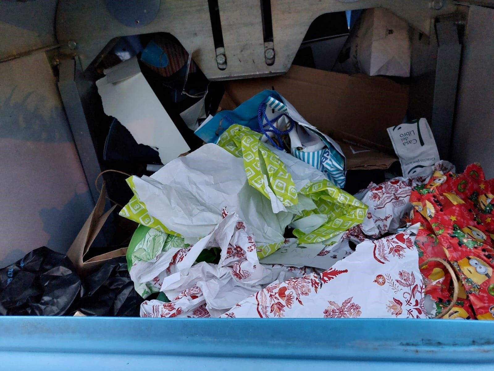 Envoltorios de regalo en un contenedor en la calle Teruel de Huesca