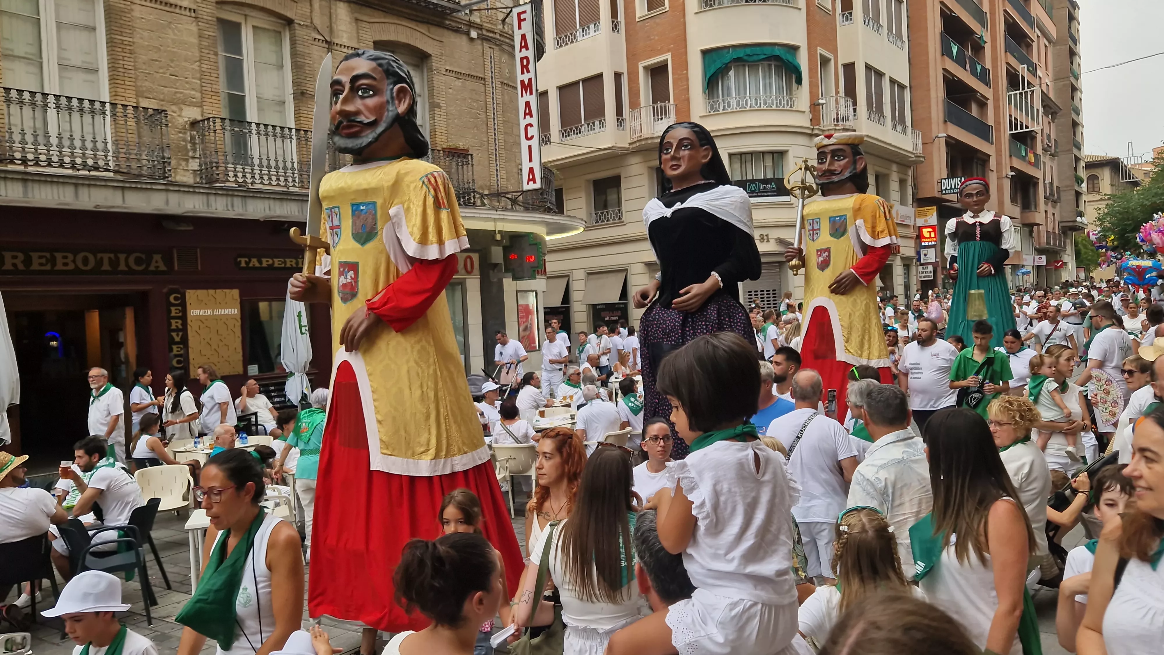 Pasacalles de los Gigantes y Cabezudos de Huesca el 9 de agosto. Foto Myriam Martínez