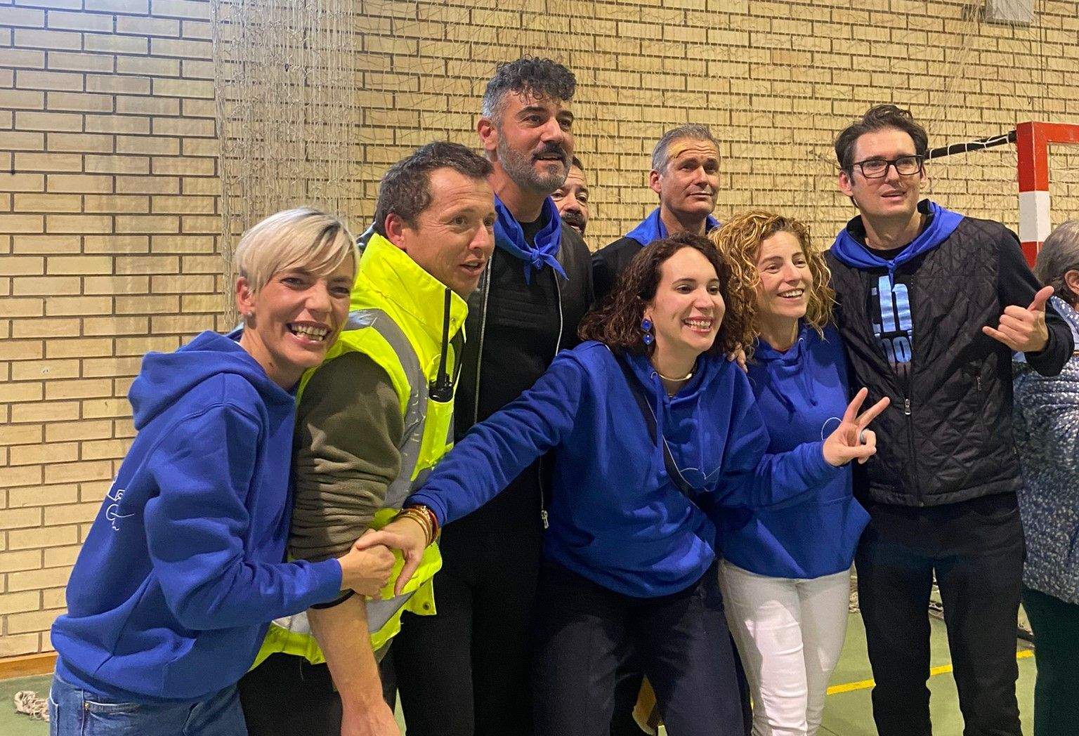 Miembros de b vocal se fotografían con seguidores