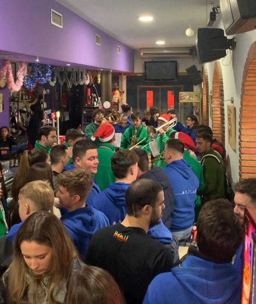 La charanga Garrampa animando el vermú por los bares