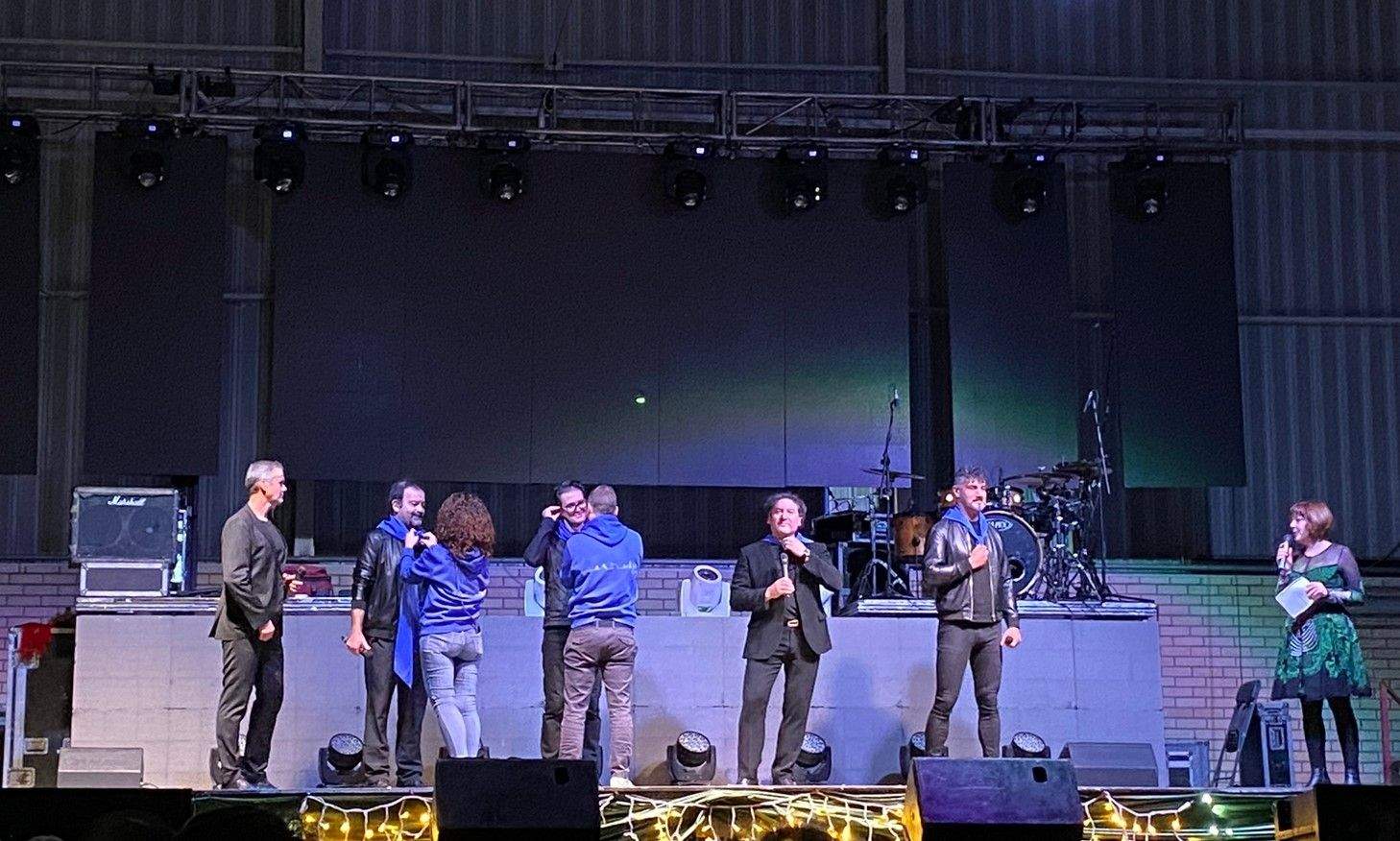 Colocación del pañuelo festivo de Grañén a los componentes de b vocal