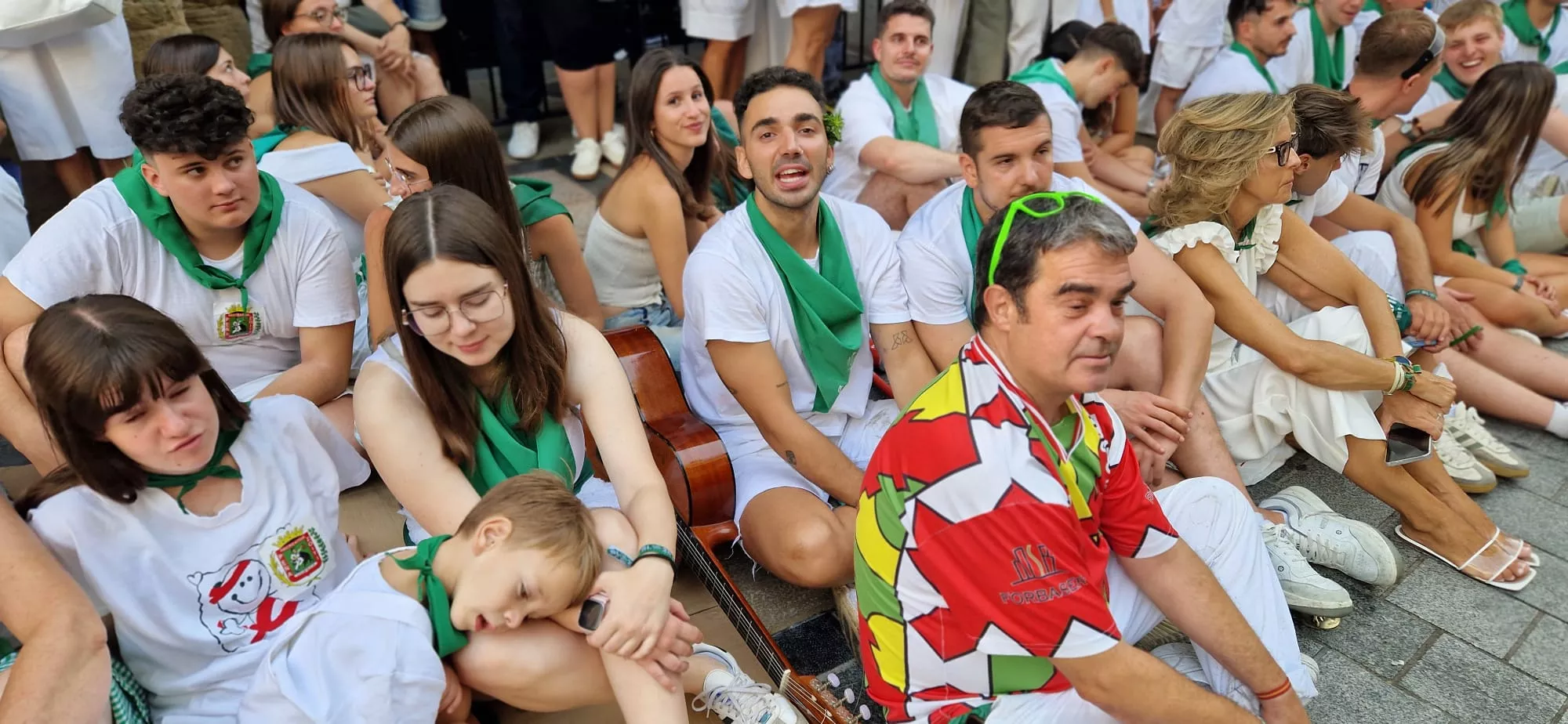 Actuación de los Danzantes en la plaza de San Lorenzo. Foto Myriam Martínez