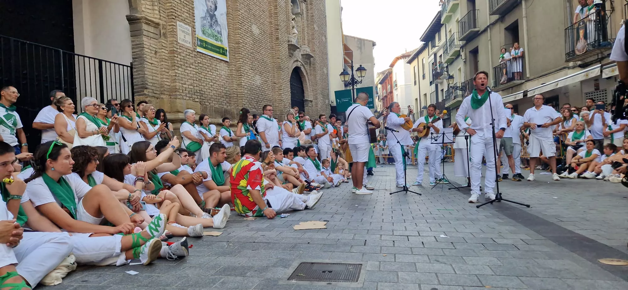 Actuación de los Danzantes en la plaza de San Lorenzo. Foto Myriam Martínez