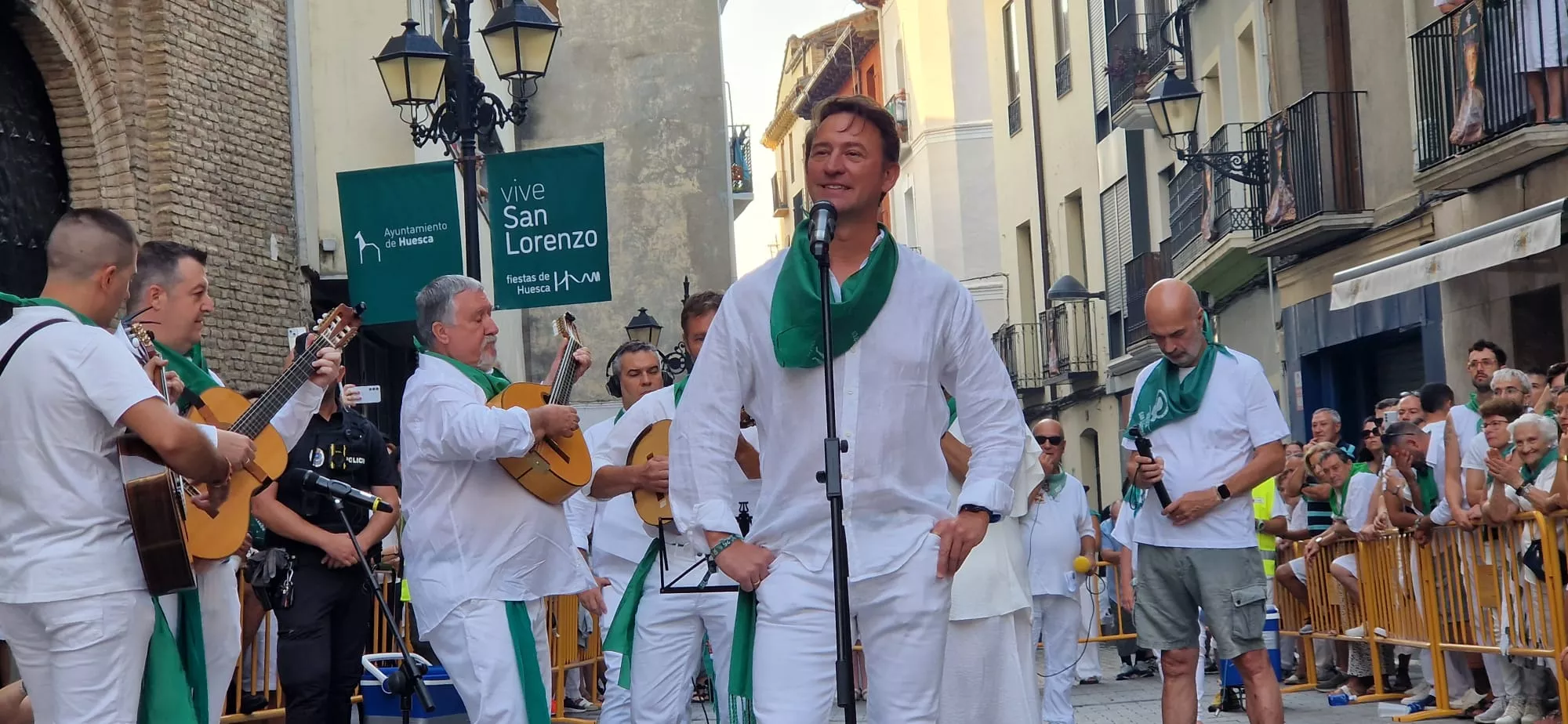 Actuación de los Danzantes en la plaza de San Lorenzo. Foto Myriam Martínez