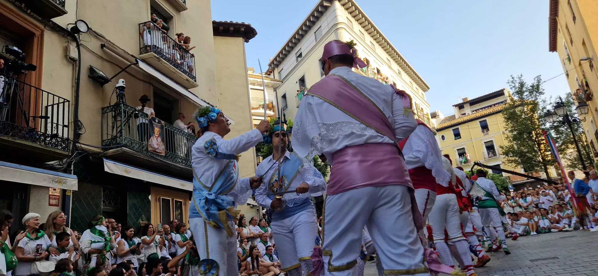 Actuación de los Danzantes en la plaza de San Lorenzo. Foto Myriam Martínez