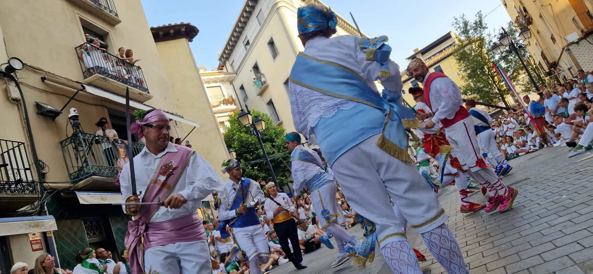 Actuación de los Danzantes en la plaza de San Lorenzo. Foto Myriam Martínez