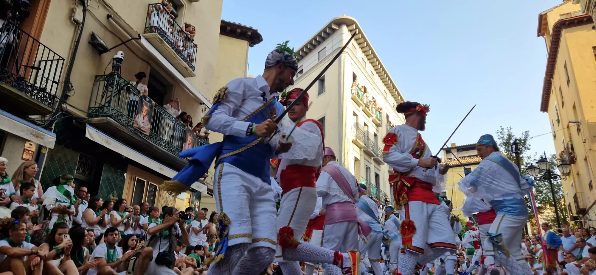 Actuación de los Danzantes en la plaza de San Lorenzo. Foto Myriam Martínez