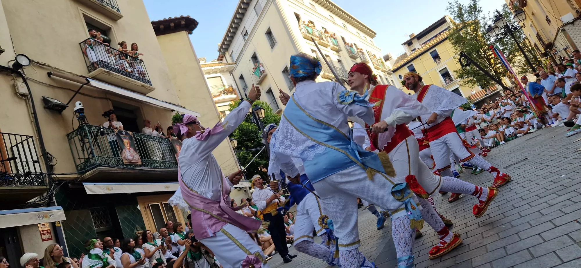 Actuación de los Danzantes en la plaza de San Lorenzo. Foto Myriam Martínez
