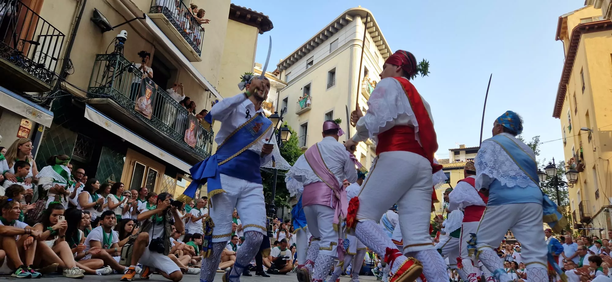 Actuación de los Danzantes en la plaza de San Lorenzo. Foto Myriam Martínez