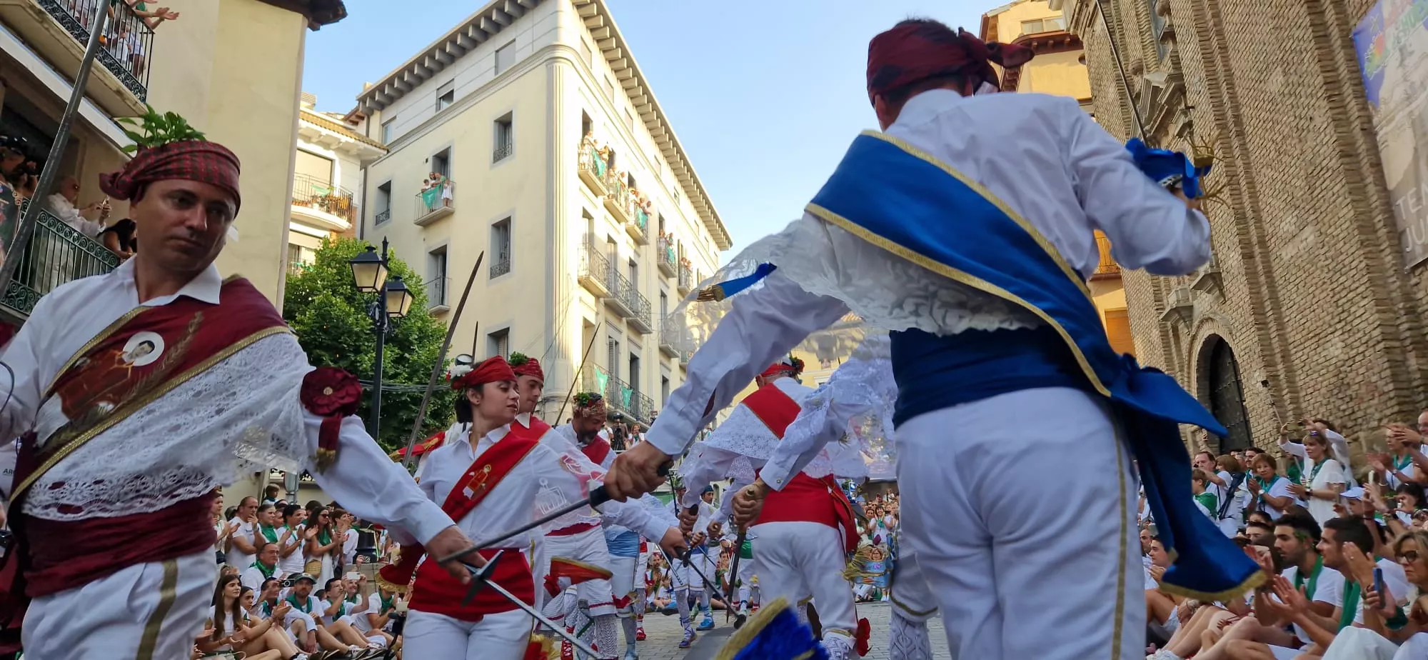 Actuación de los Danzantes en la plaza de San Lorenzo. Foto Myriam Martínez