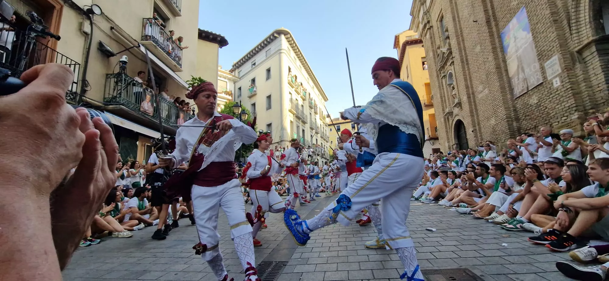 Actuación de los Danzantes en Actuación de los Danzantes en la plaza de San Lorenzo. Foto Myriam Martínezplaza de San Lorenzo