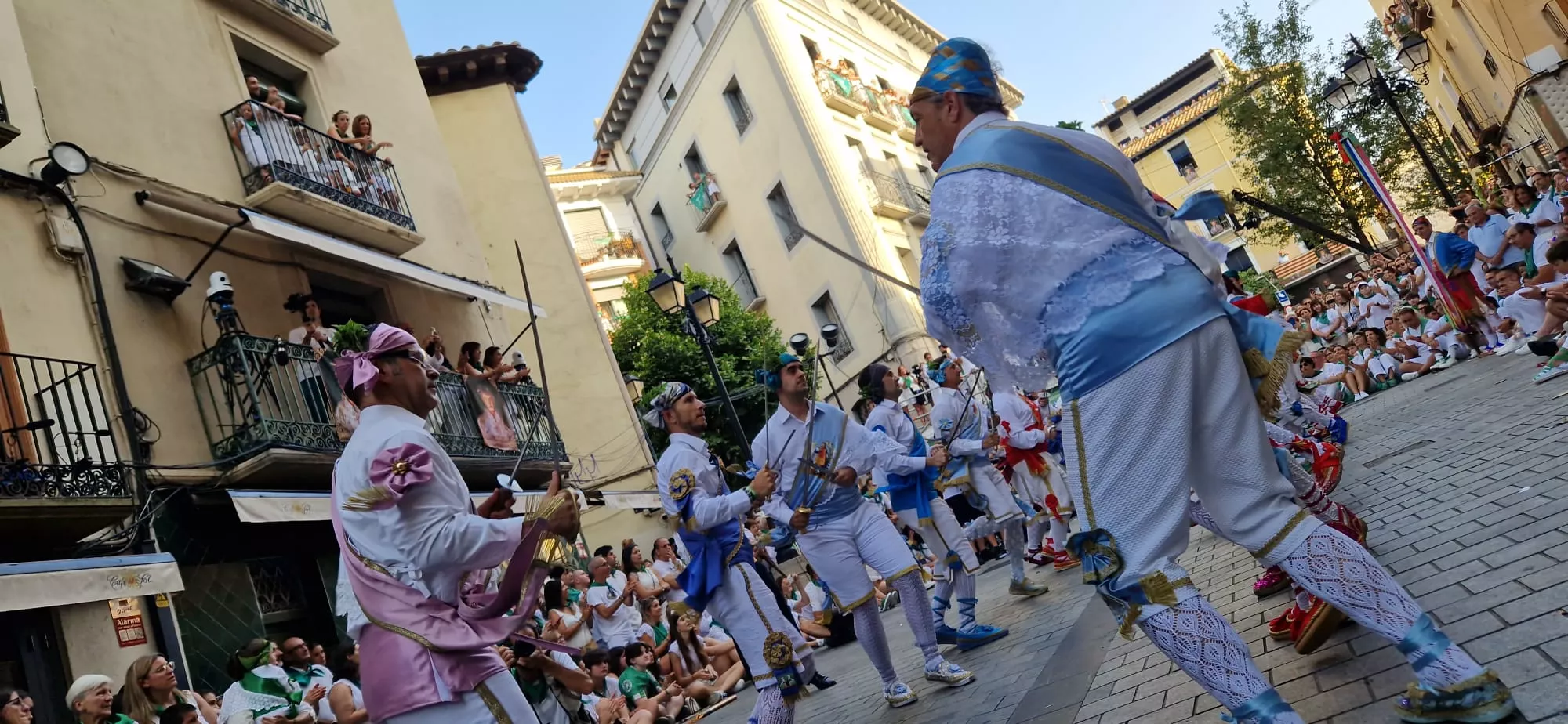 Actuación de los Danzantes en la plaza de San Lorenzo. Foto Myriam Martínez