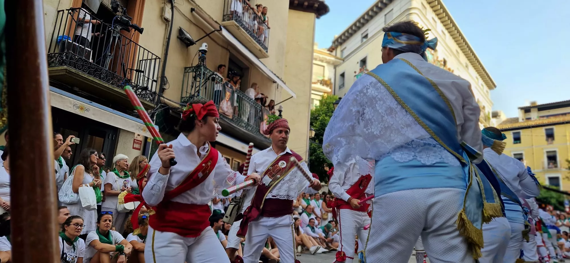 Actuación de los Danzantes en la plaza de San Lorenzo. Foto Myriam Martínez