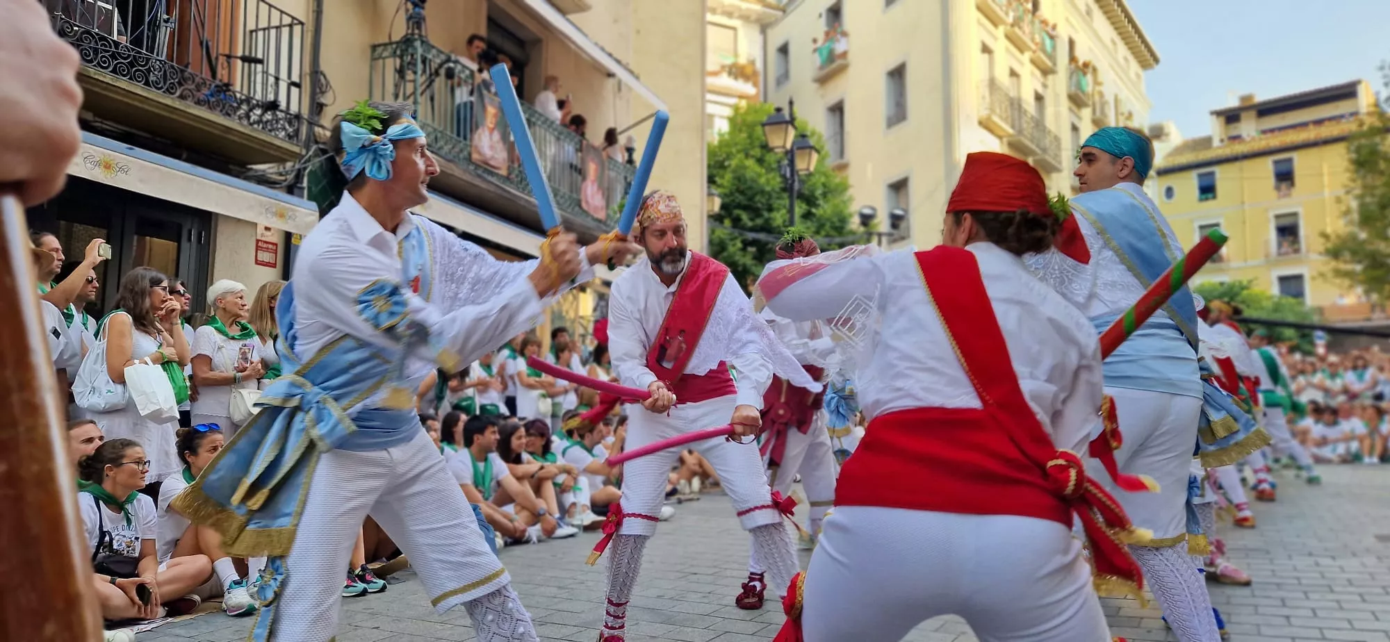 Actuación de los Danzantes en la plaza de San Lorenzo. Foto Myriam Martínez