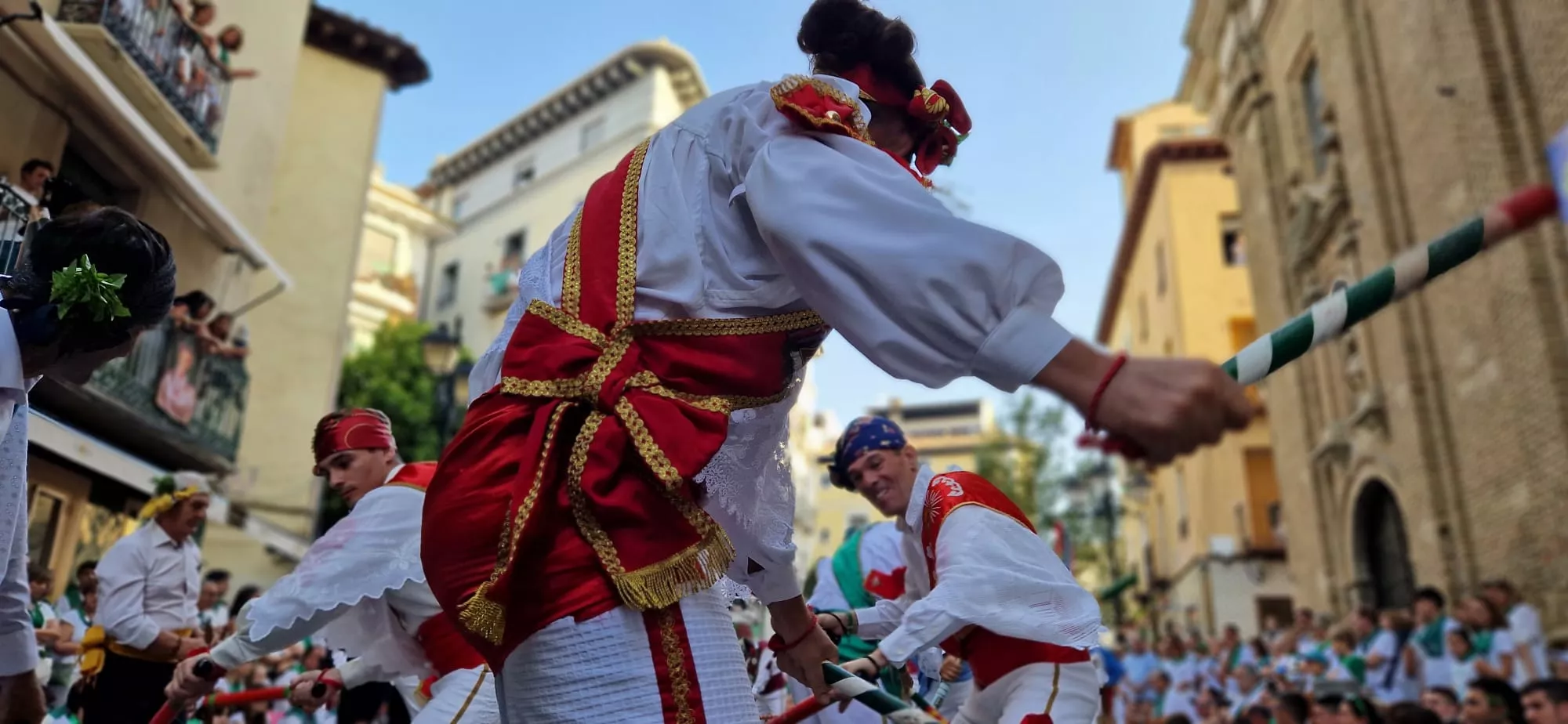 Actuación de los Danzantes en la plaza de San Lorenzo. Foto Myriam Martínez