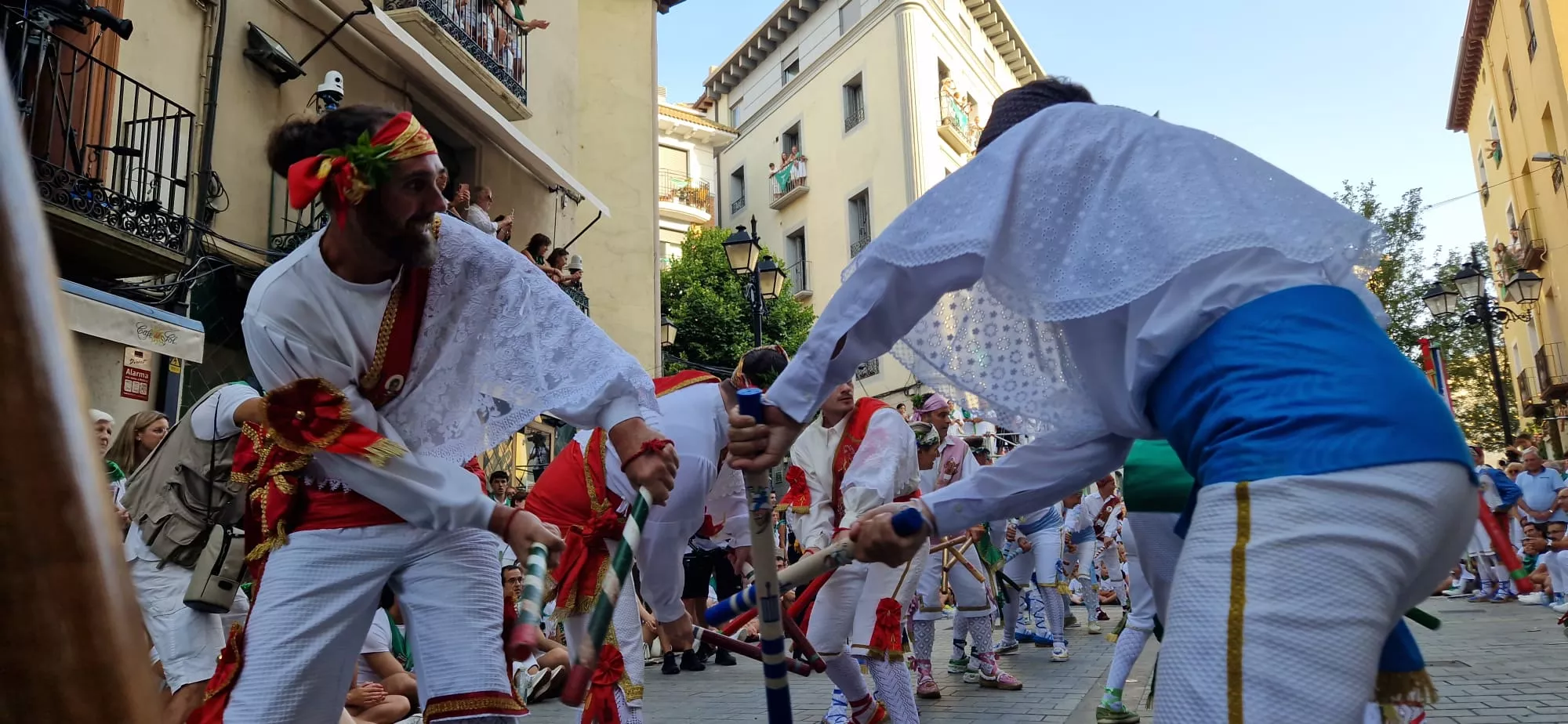 Actuación de los Danzantes en la plaza de San Lorenzo. Foto Myriam Martínez