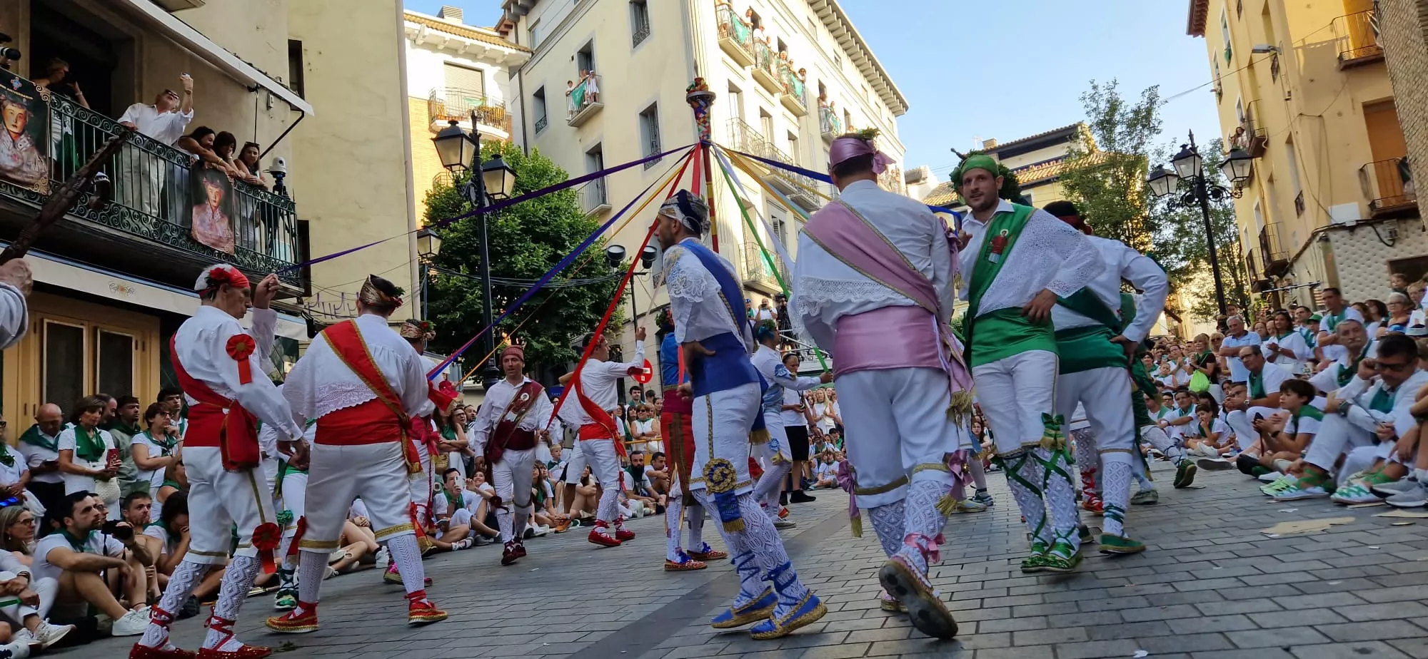Actuación de los Danzantes en la plaza de San Lorenzo. Foto Myriam Martínez