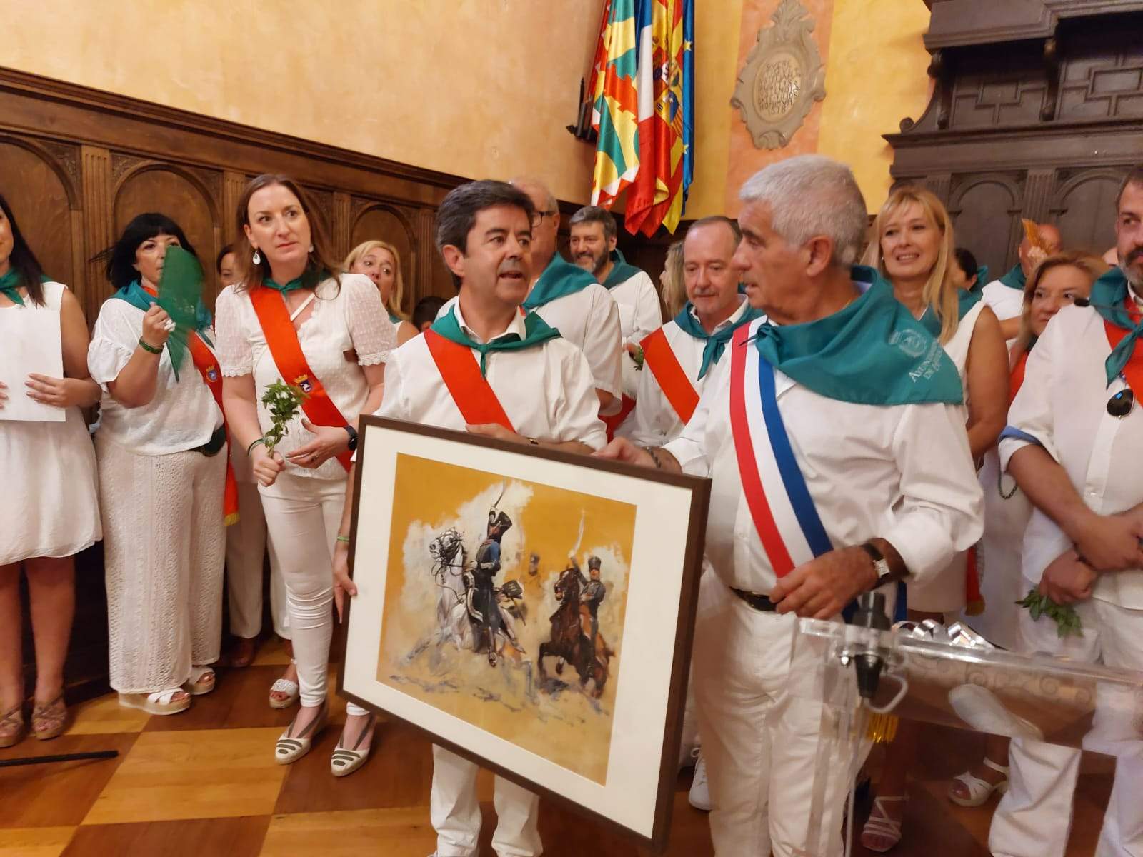 Gerard Trémege le entrega el cuadro del Museo de Tarbes a Luis Felipe en la celebración del hermanamiento.