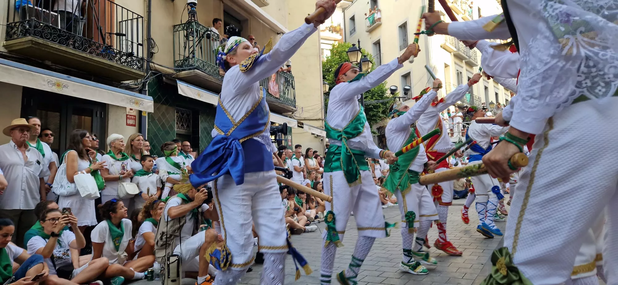 Actuación de los Danzantes en la plaza de San Lorenzo. Foto Myriam Martínez