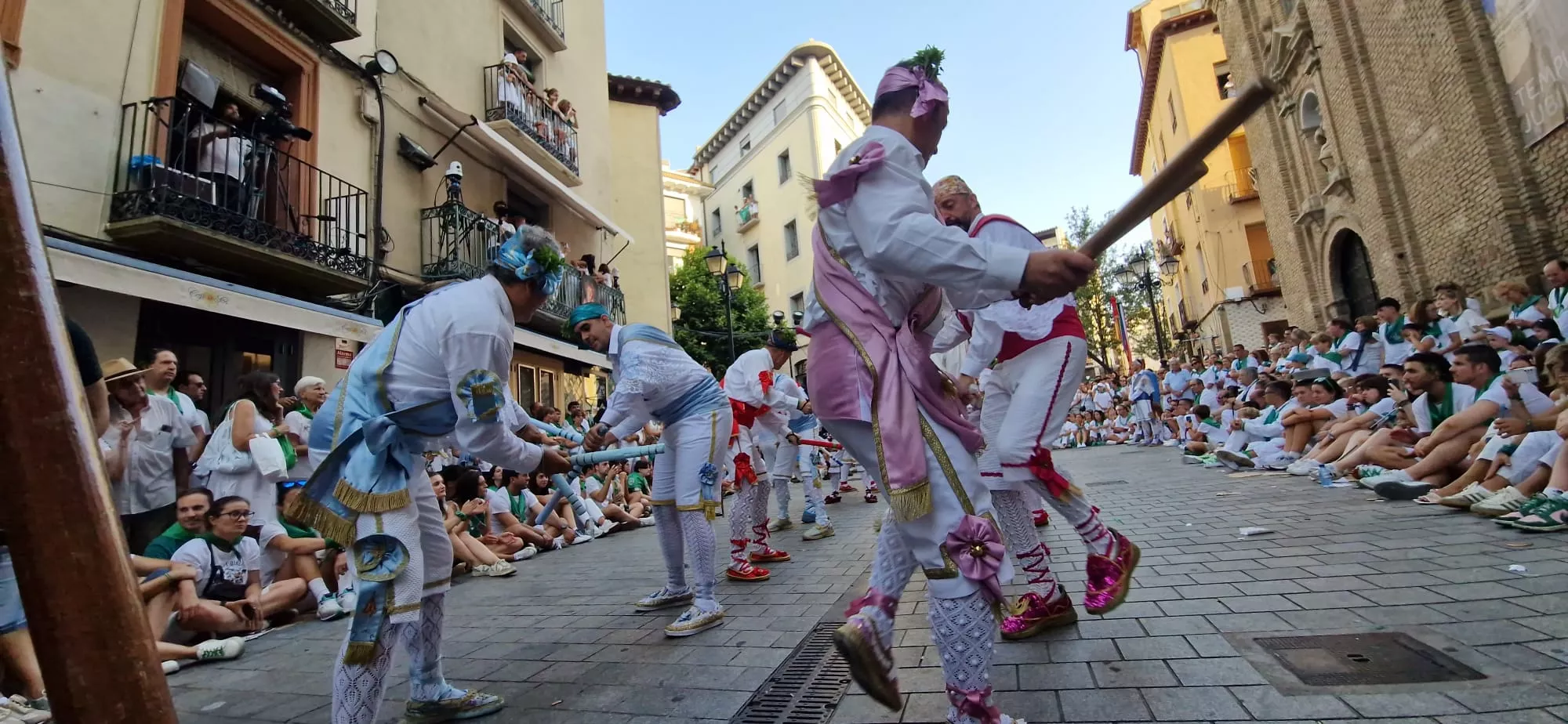 Actuación de los Danzantes en la plaza de San Lorenzo. Foto Myriam Martínez