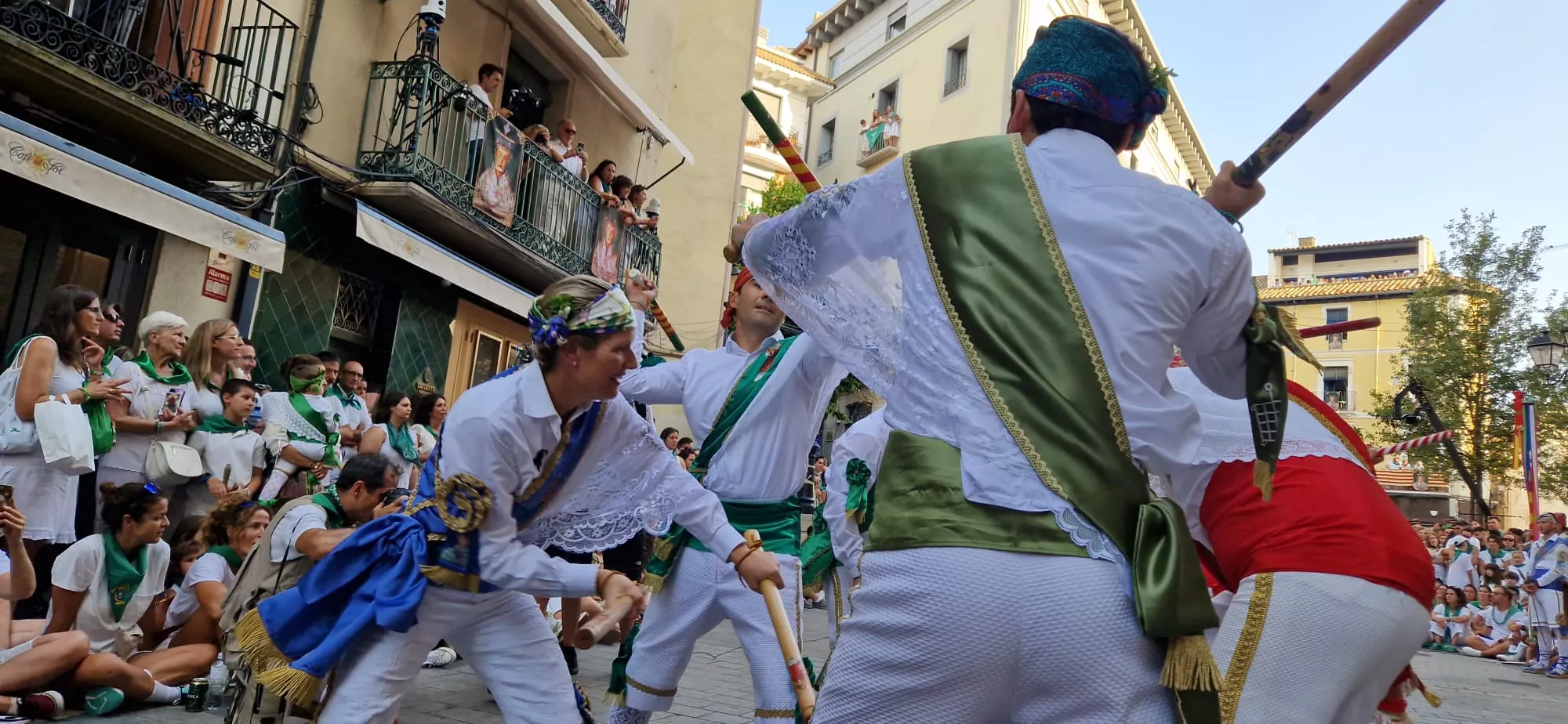 Actuación de los Danzantes en la plaza de San Lorenzo. Foto Myriam Martínez