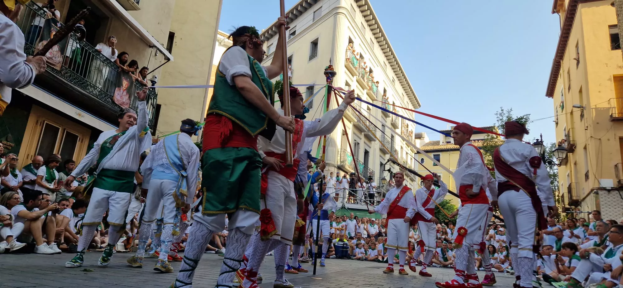 Actuación de los Danzantes en la plaza de San Lorenzo. Foto Myriam Martínez