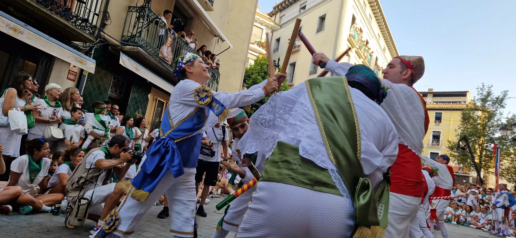 Actuación de los Danzantes en la plaza de San Lorenzo. Foto Myriam Martínez