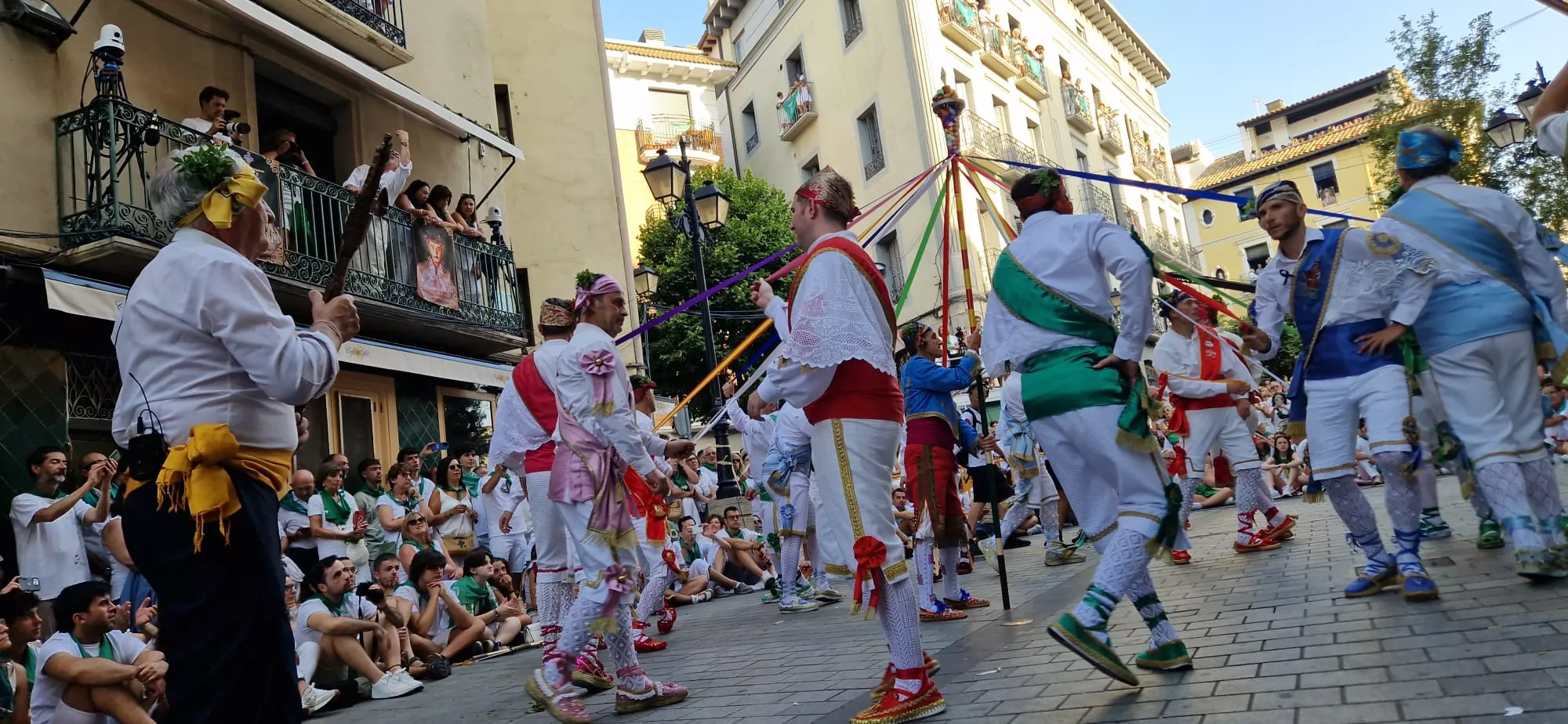 Actuación de los Danzantes en la plaza de San Lorenzo. Foto Myriam Martínez