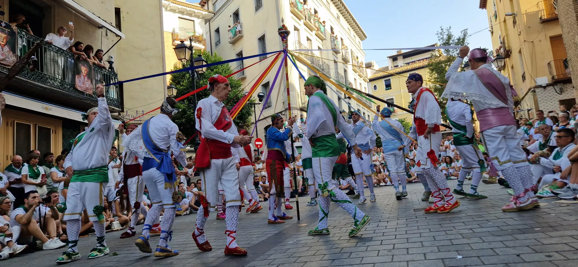 Actuación de los Danzantes en la plaza de San Lorenzo. Foto Myriam Martínez