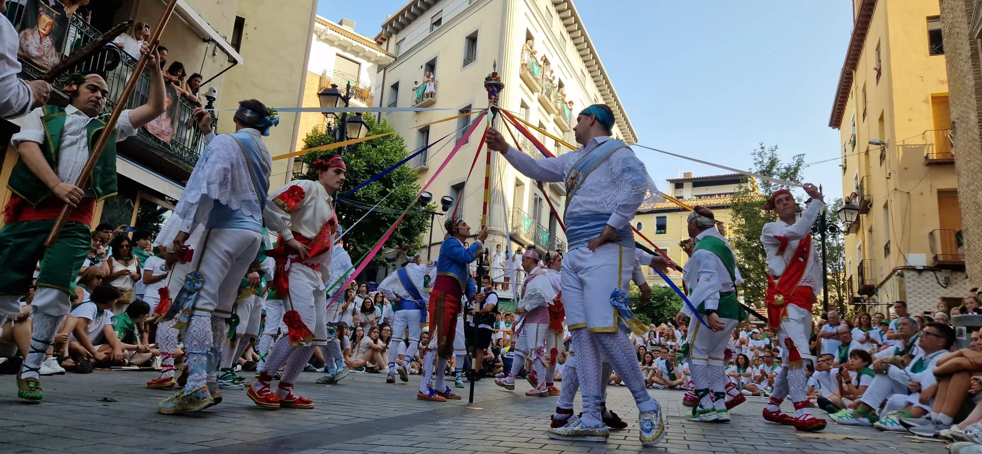 Actuación de los Danzantes en la plaza de San Lorenzo. Foto Myriam Martínez