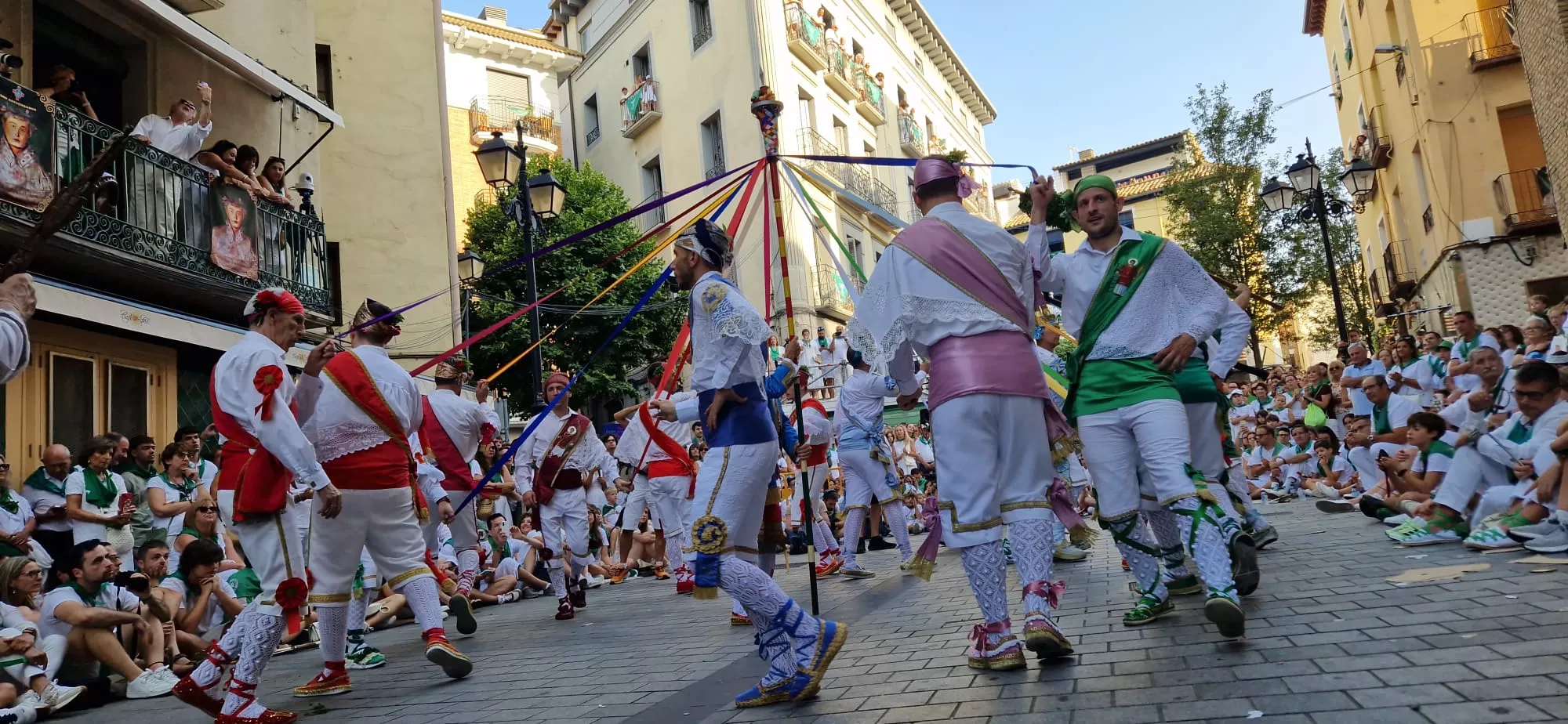 Actuación de los Danzantes en la plaza de San Lorenzo. Foto Myriam Martínez