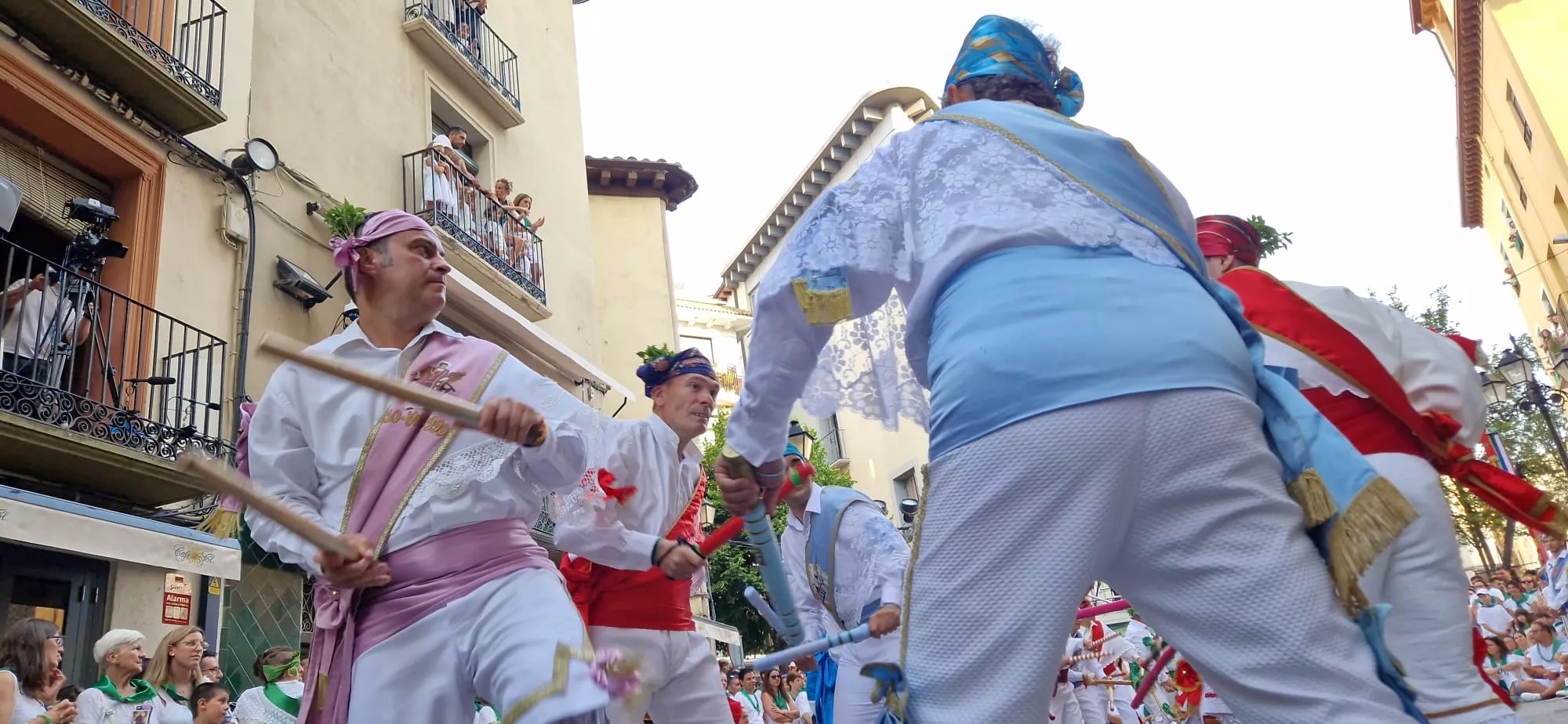 Actuación de los Danzantes en la plaza de San Lorenzo. Foto Myriam Martínez