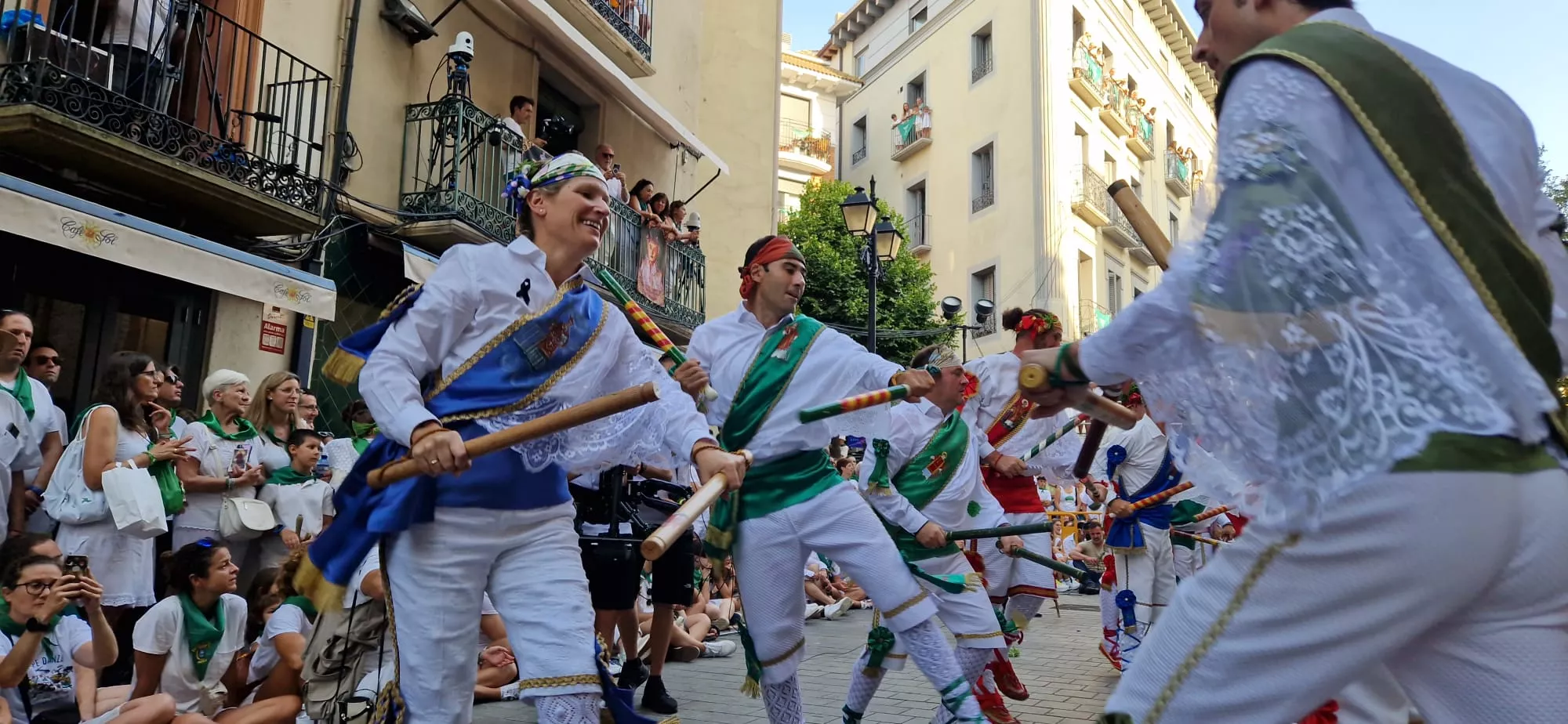 Actuación de los Danzantes en la plaza de San Lorenzo. Foto Myriam Martínez