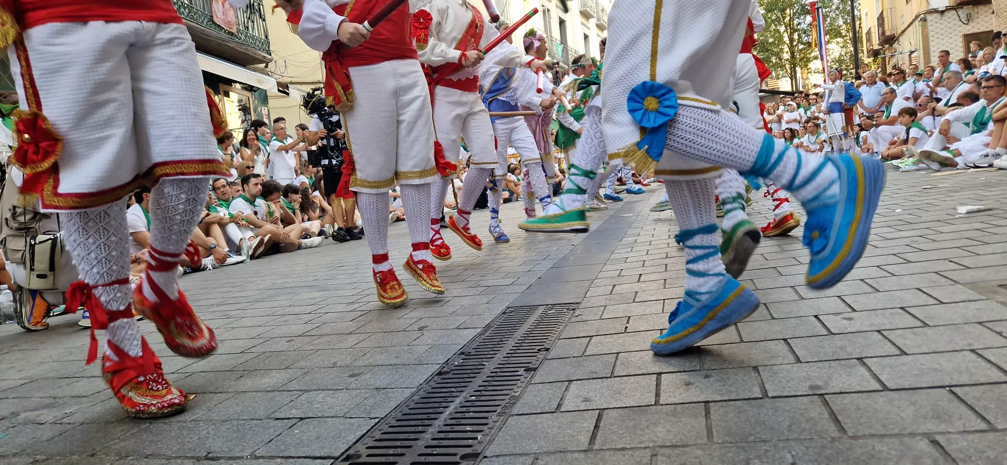 Actuación de los Danzantes en la plaza de San Lorenzo. Foto Myriam Martínez