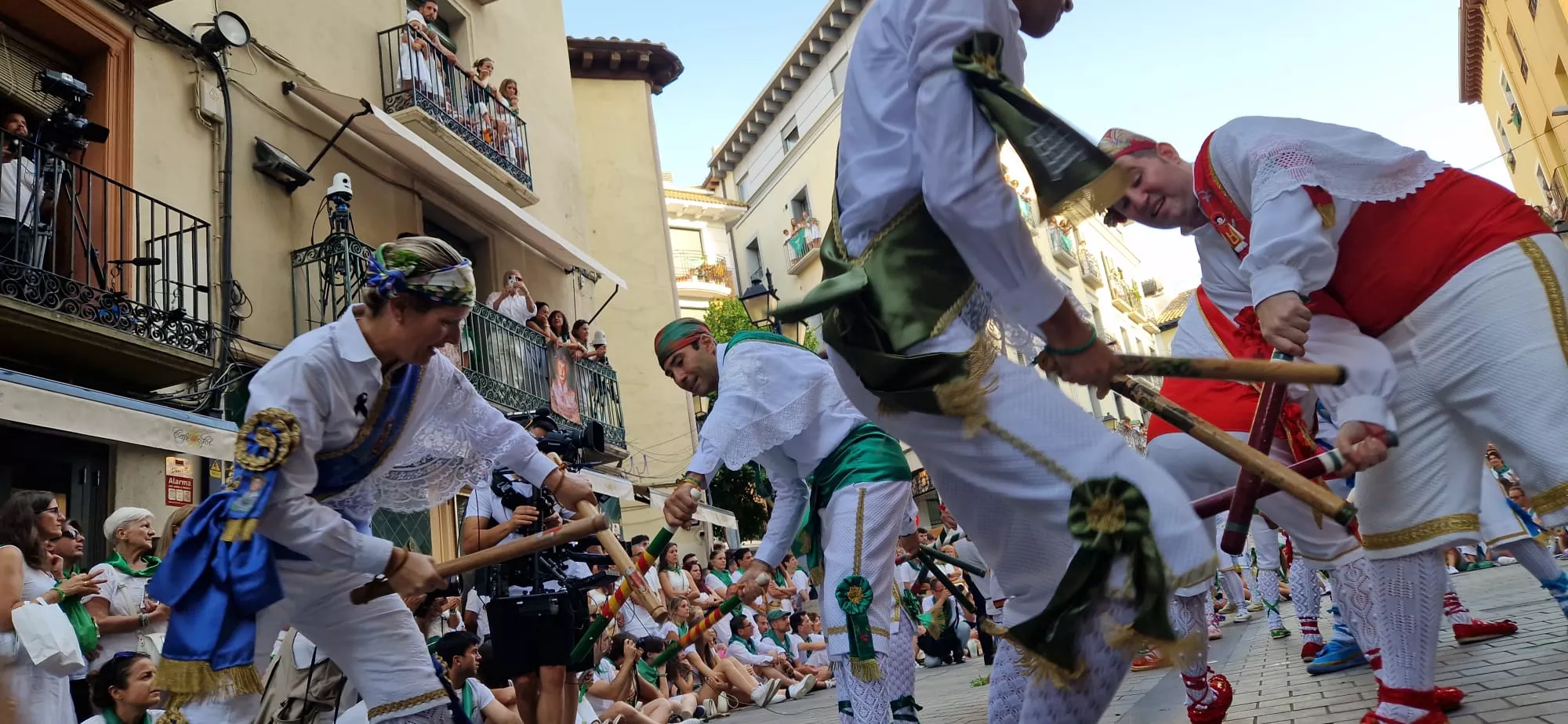 Actuación de los Danzantes en la plaza de San Lorenzo. Foto Myriam Martínez
