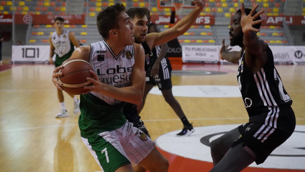 Jorge Lafuente, vigilado por dos jugadores locales. FOTO: CF Cartagena CB / Álvaro Prian Jorge Lafuente, vigilado por dos jugadores locales. FOTO: CF Cartagena CB / Álvaro Prian