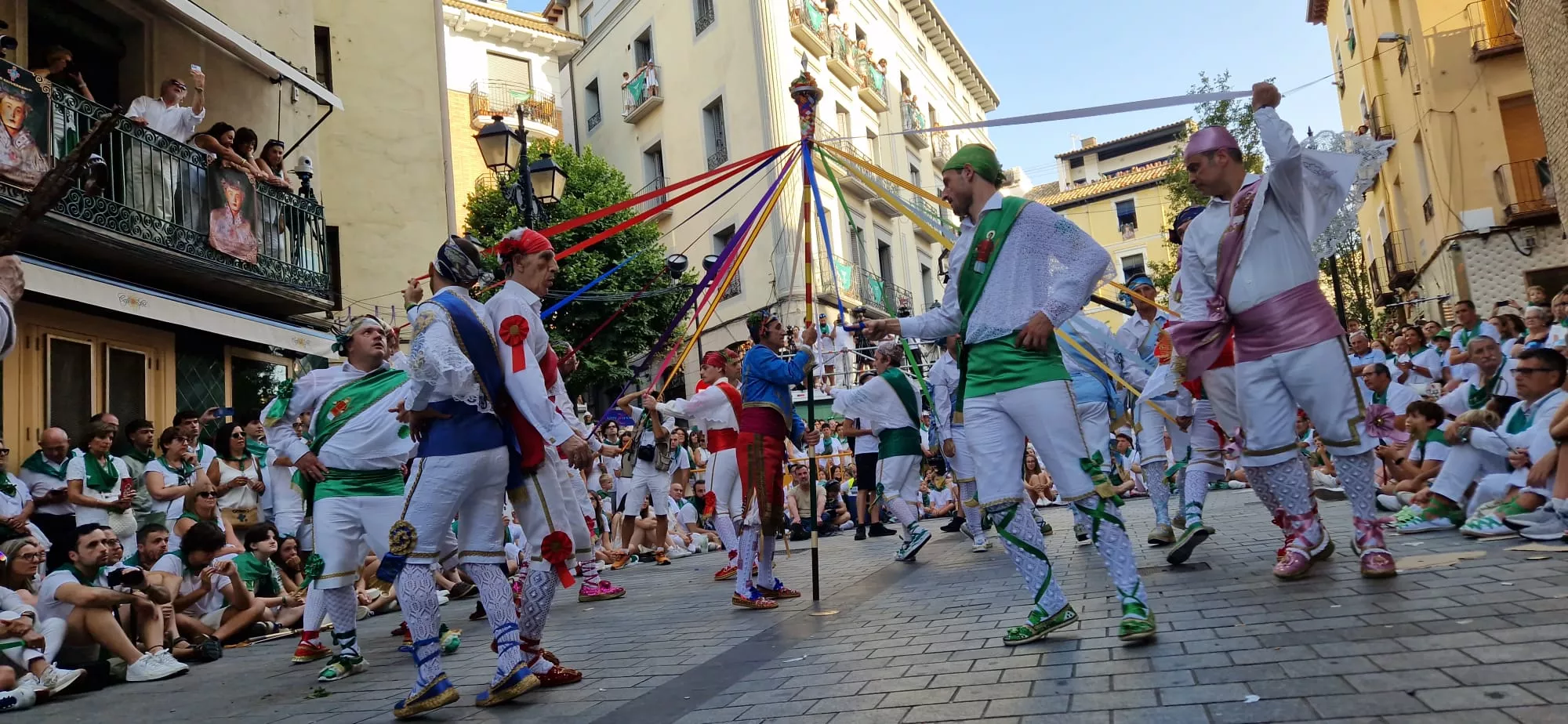 Actuación de los Danzantes en la plaza de San Lorenzo. Foto Myriam Martínez