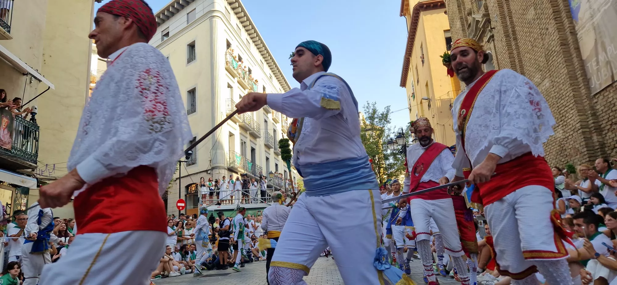 Actuación de los Danzantes en la plaza de San Lorenzo. Foto Myriam Martínez