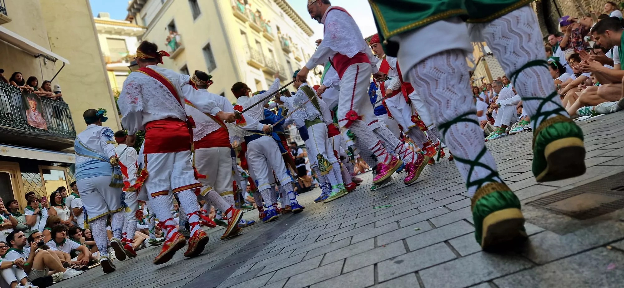 Actuación de los Danzantes en la plaza de San Lorenzo. Foto Myriam Martínez