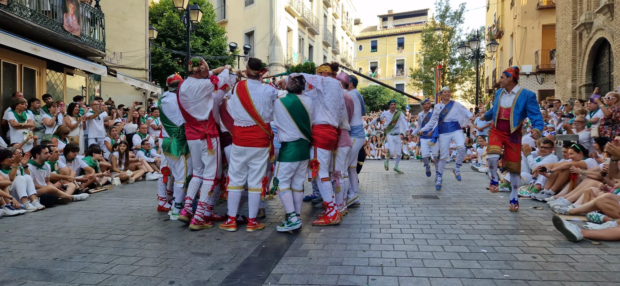 Actuación de los Danzantes en la plaza de San Lorenzo. Foto Myriam Martínez