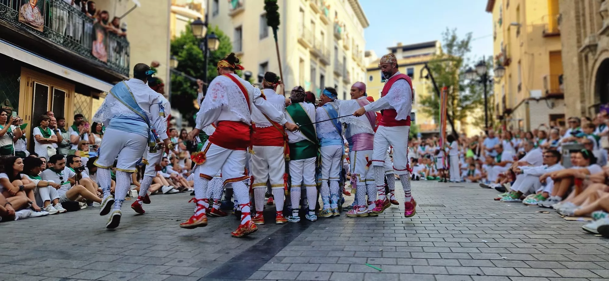 Actuación de los Danzantes en la plaza de San Lorenzo. Foto Myriam Martínez