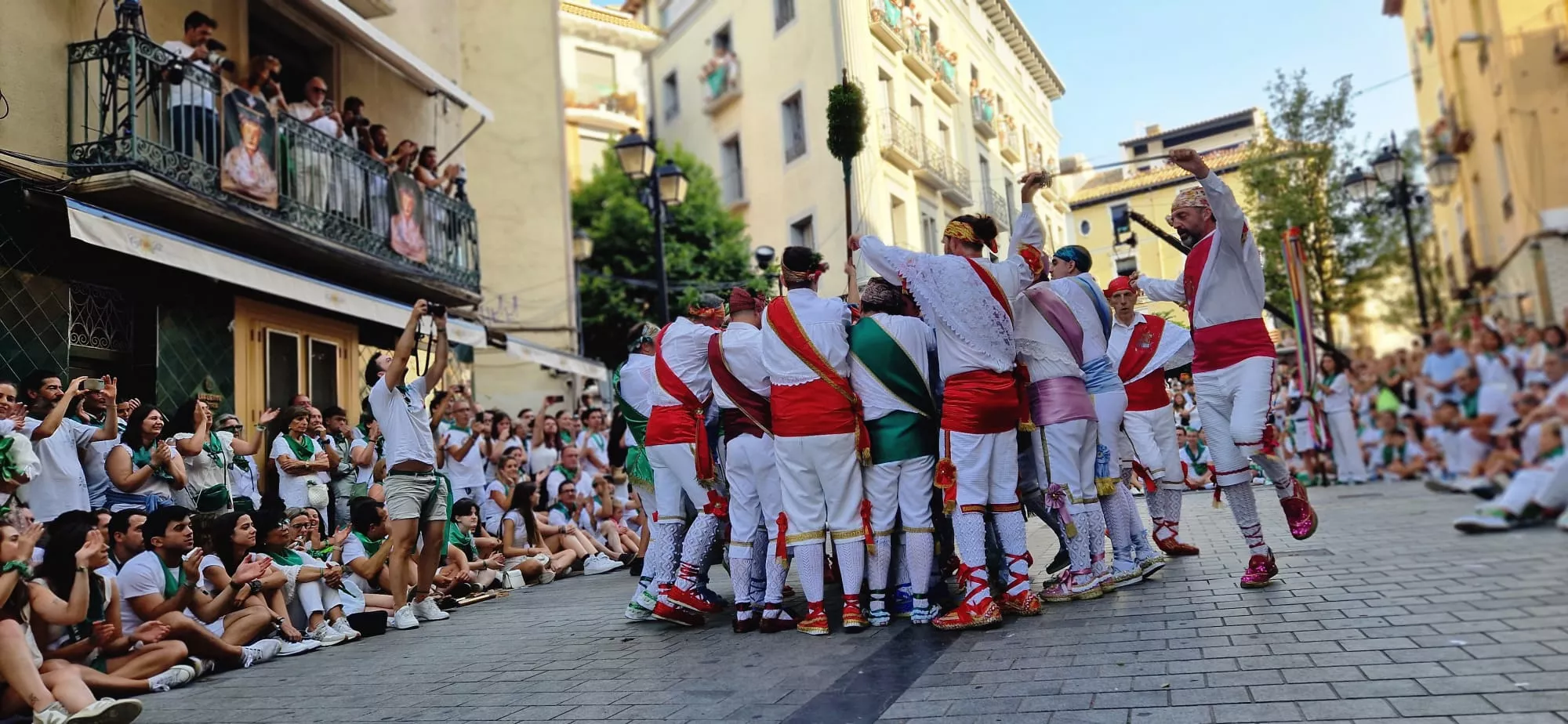 Actuación de los Danzantes en la plaza de San Lorenzo. Foto Myriam Martínez