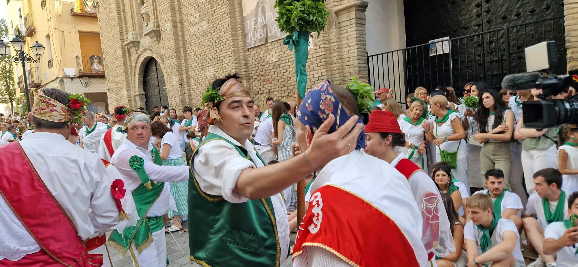 Actuación de los Danzantes en la plaza de San Lorenzo. Foto Myriam Martínez